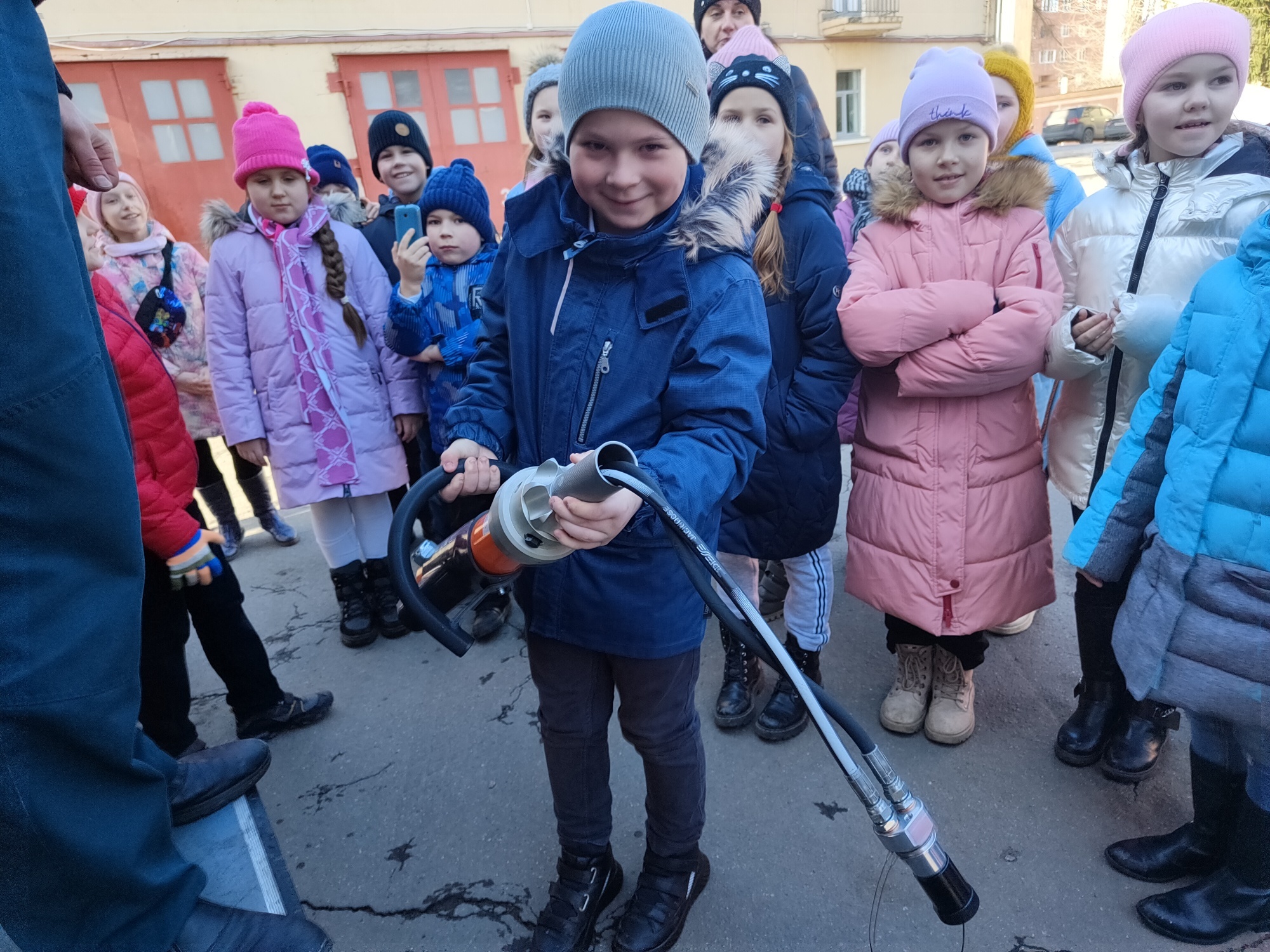 Школьники Красносельского района побывали в гостях у огнеборцев  пожарно-спасательной части № 35 - Новости - Главное управление МЧС России  по г. Санкт-Петербургу