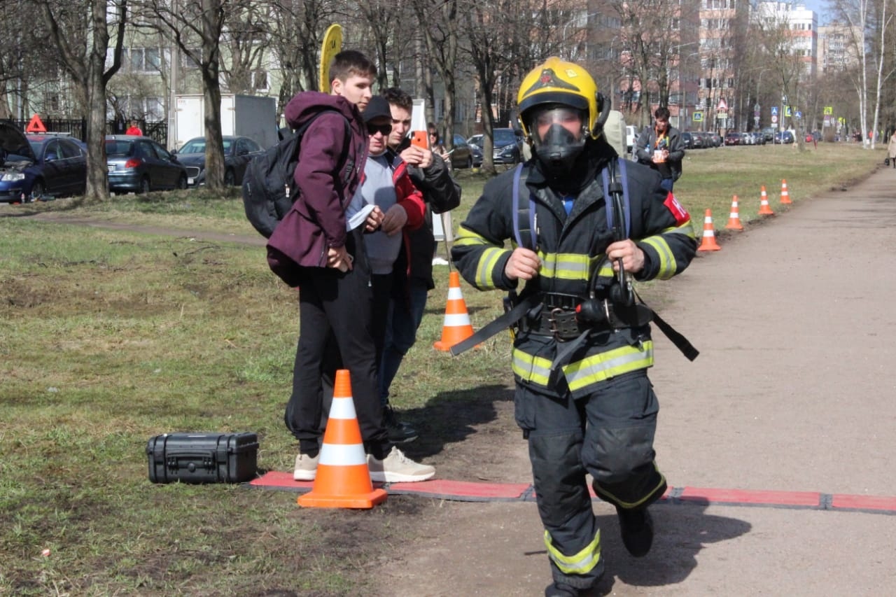 День пожарного в россии 2024. Пожарный МЧС. Пожарники России. Празднование дня пожарной охраны. Российские пожарные.