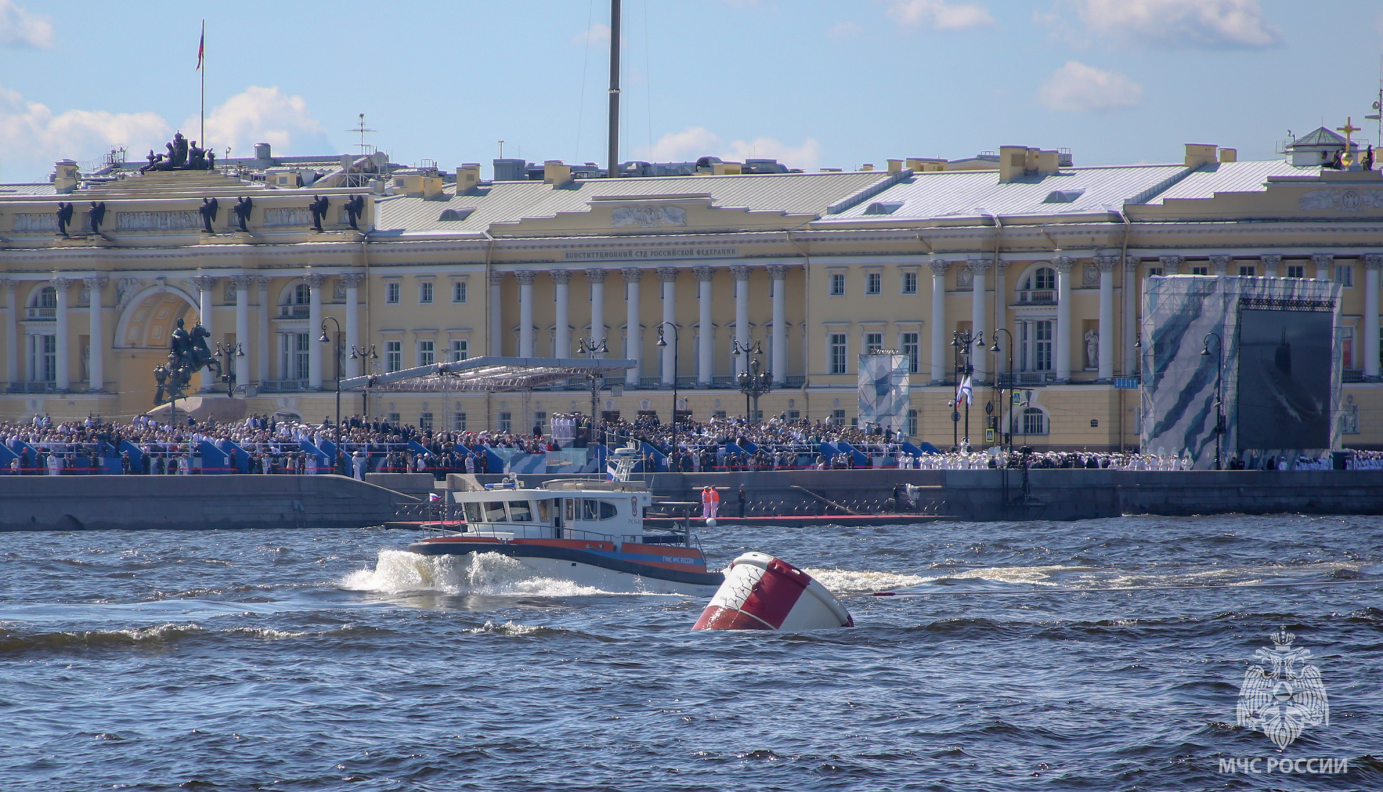 Суда МЧС России приняли участие в параде ко Дню ВМФ - Новости - Главное  управление МЧС России по г. Санкт-Петербургу