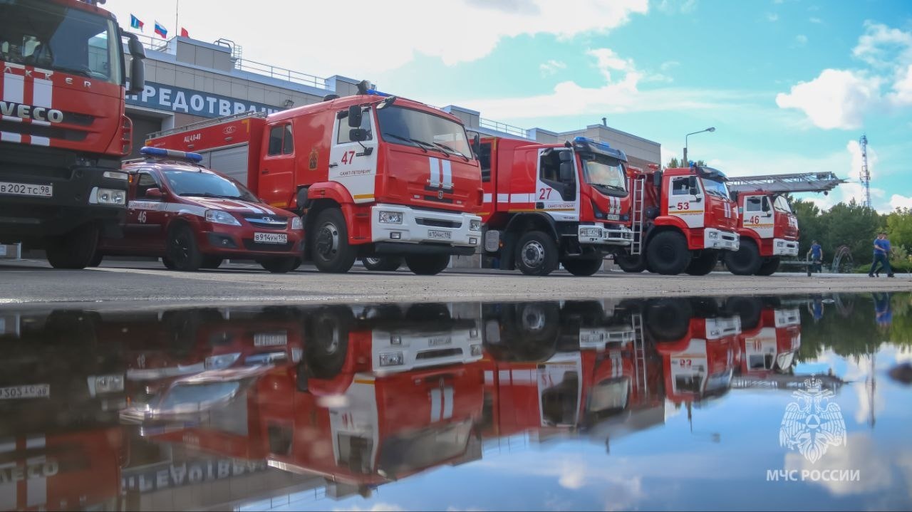 В Санкт-Петербурге прошли соревнования на звание «Лучшее отделение на  автоцистерне» - Новости - Главное управление МЧС России по г. Санкт -Петербургу