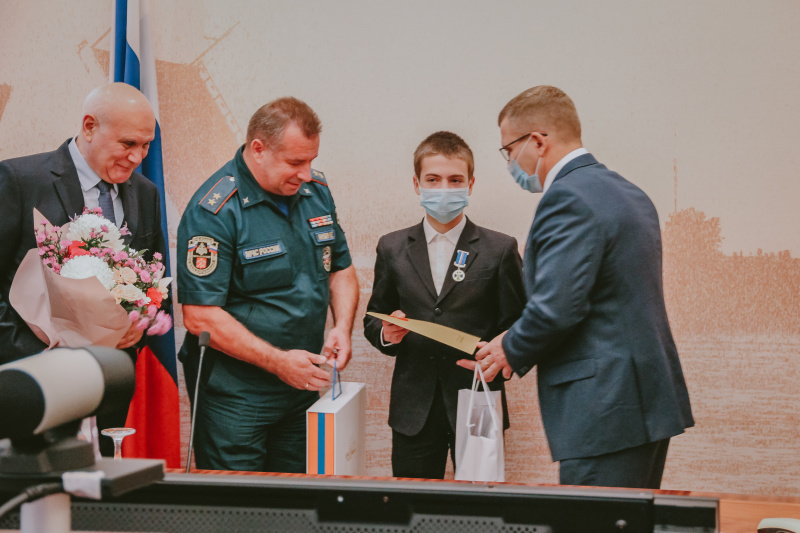 Петербургский школьник Семён Уваров награжден медалью Совета Федерации «За проявленное мужество»