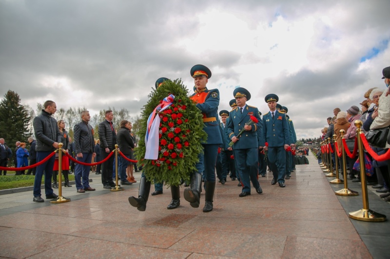 Представители петербургского Главка МЧС России приняли участие в церемонии возложения венков и цветов к монументу на Пискарёвском мемориальном кладбище