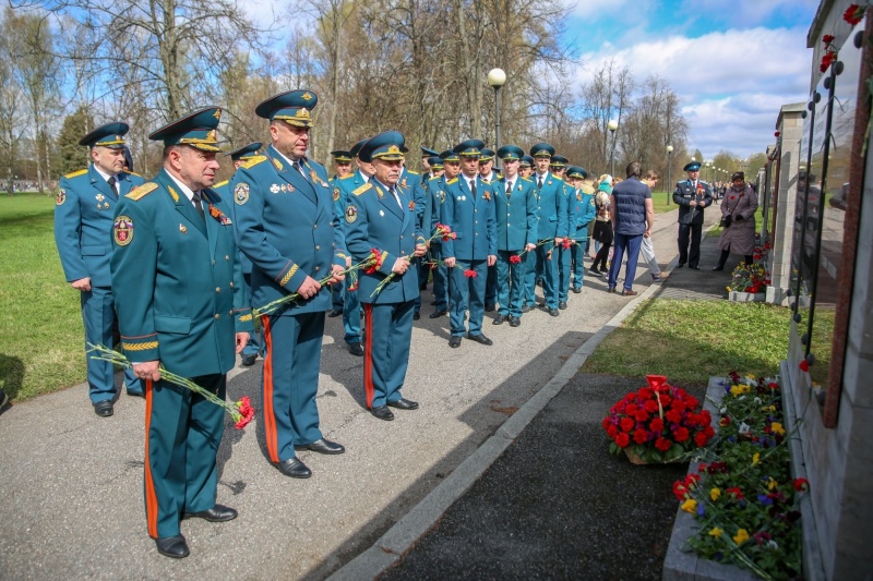 Представители петербургского Главка МЧС России приняли участие в церемонии возложения венков и цветов к монументу на Пискарёвском мемориальном кладбище