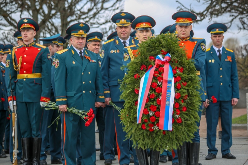 Представители петербургского Главка МЧС России приняли участие в церемонии возложения венков и цветов к монументу на Пискарёвском мемориальном кладбище