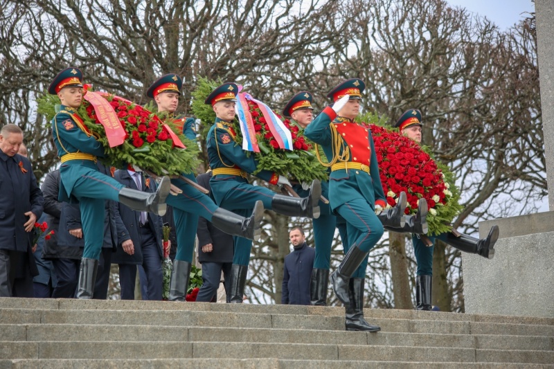 Представители петербургского Главка МЧС России приняли участие в церемонии возложения венков и цветов к монументу на Пискарёвском мемориальном кладбище