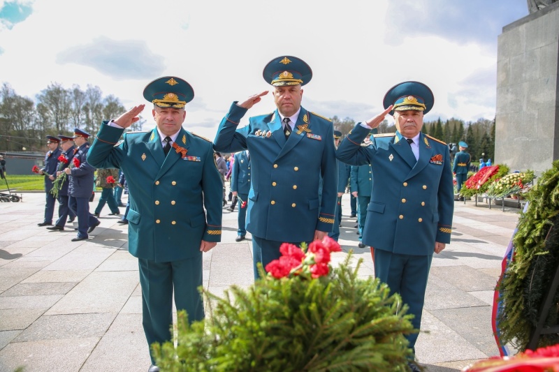 Представители петербургского Главка МЧС России приняли участие в церемонии возложения венков и цветов к монументу на Пискарёвском мемориальном кладбище