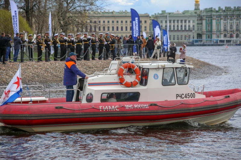 По рекам и каналам Петербурга прошла «Бессмертная флотилия»