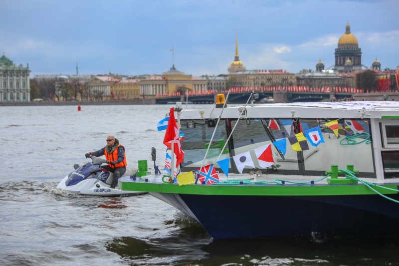 По рекам и каналам Петербурга прошла «Бессмертная флотилия»