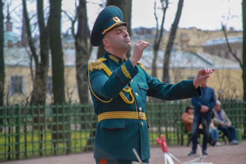 В центральных садах Петербурга звучит музыка непокоренного города