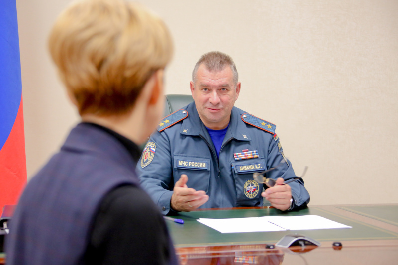 Начальник петербургского Главка МЧС встретился с жителями города на Неве в приемной полномочного представителя Президента Российской Федерации в СЗФО