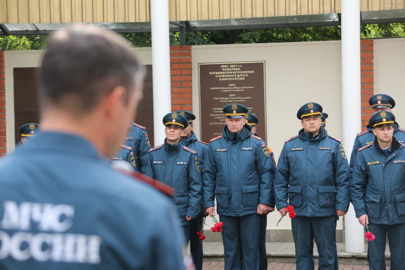 Сегодня пожарные и спасатели приняли участие в молебне в честь образа Божьей Матери «Неопалимая Купина»