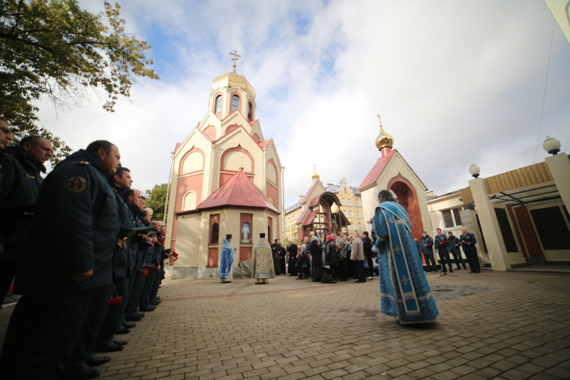 Сегодня пожарные и спасатели приняли участие в молебне в честь образа Божьей Матери «Неопалимая Купина»