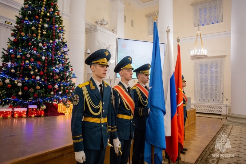 Петербургские спасатели отметили свой профессиональный праздник в Смольном