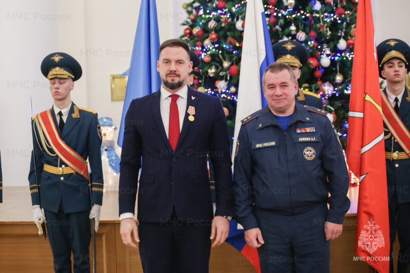 Петербургские спасатели отметили свой профессиональный праздник в Смольном