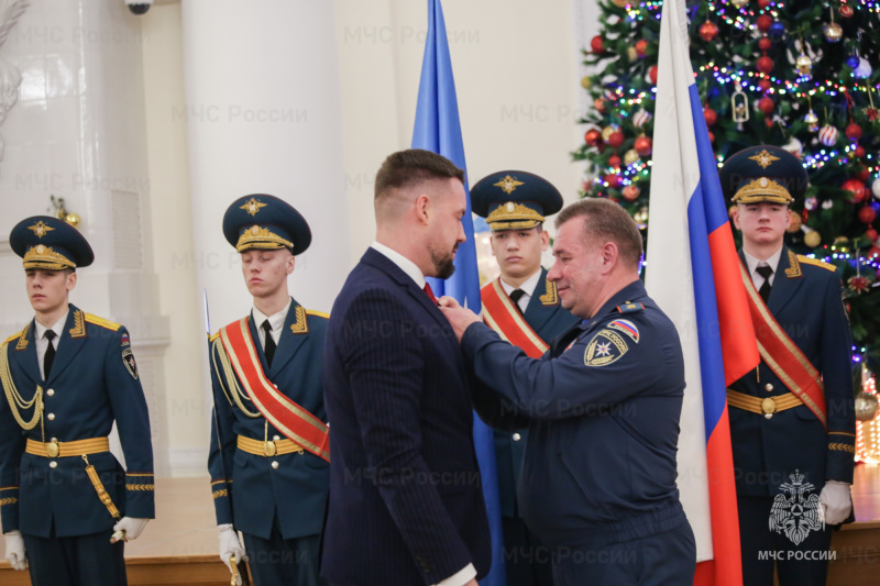 Петербургские спасатели отметили свой профессиональный праздник в Смольном