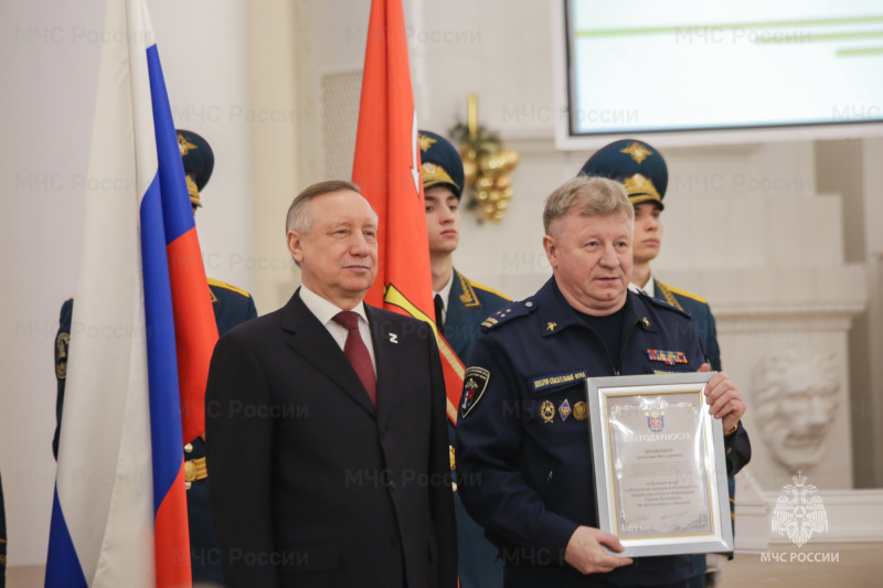 Петербургские спасатели отметили свой профессиональный праздник в Смольном