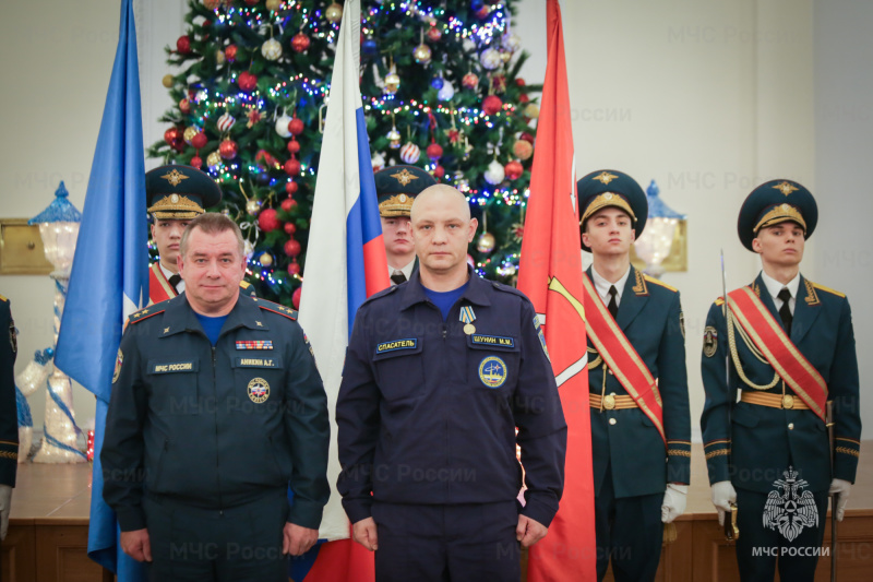 Петербургские спасатели отметили свой профессиональный праздник в Смольном