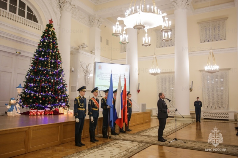 Петербургские спасатели отметили свой профессиональный праздник в Смольном